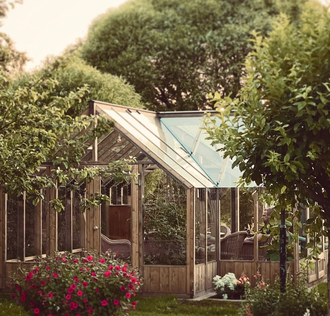 BEST PLACEMENT FOR A T-SHAPE GLASS GREENHOUSE