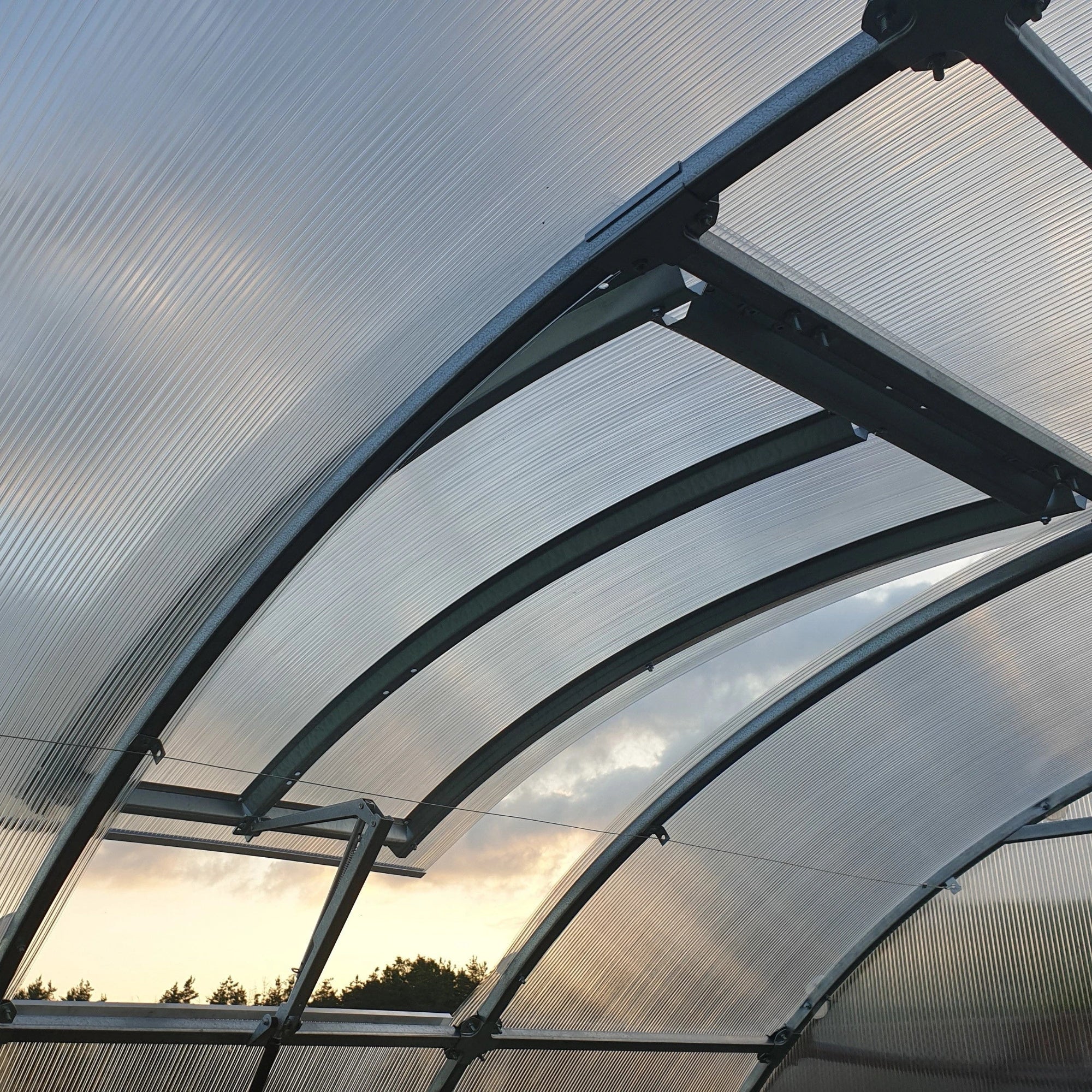 greenhouse vent with automatic opening valve