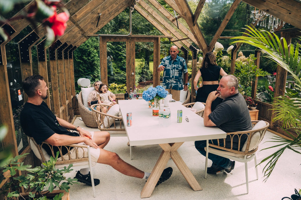 Family lunch at the long table